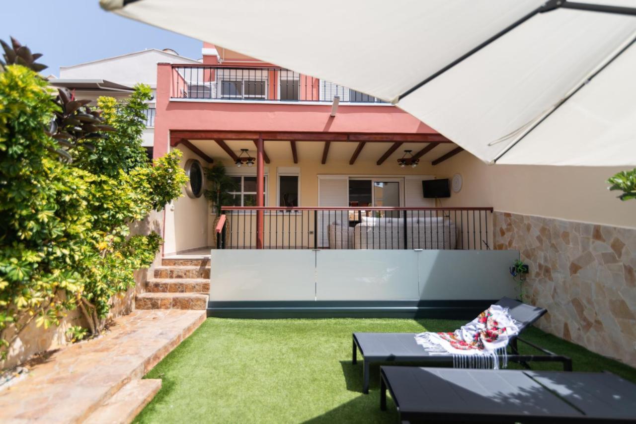 Comfortable 4-Bedroom Villa With Private Gardens Costa Adeje  Bagian luar foto