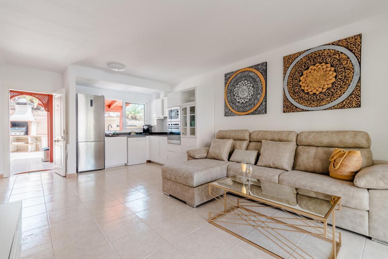 Comfortable 4-Bedroom Villa With Private Gardens Costa Adeje  Bagian luar foto