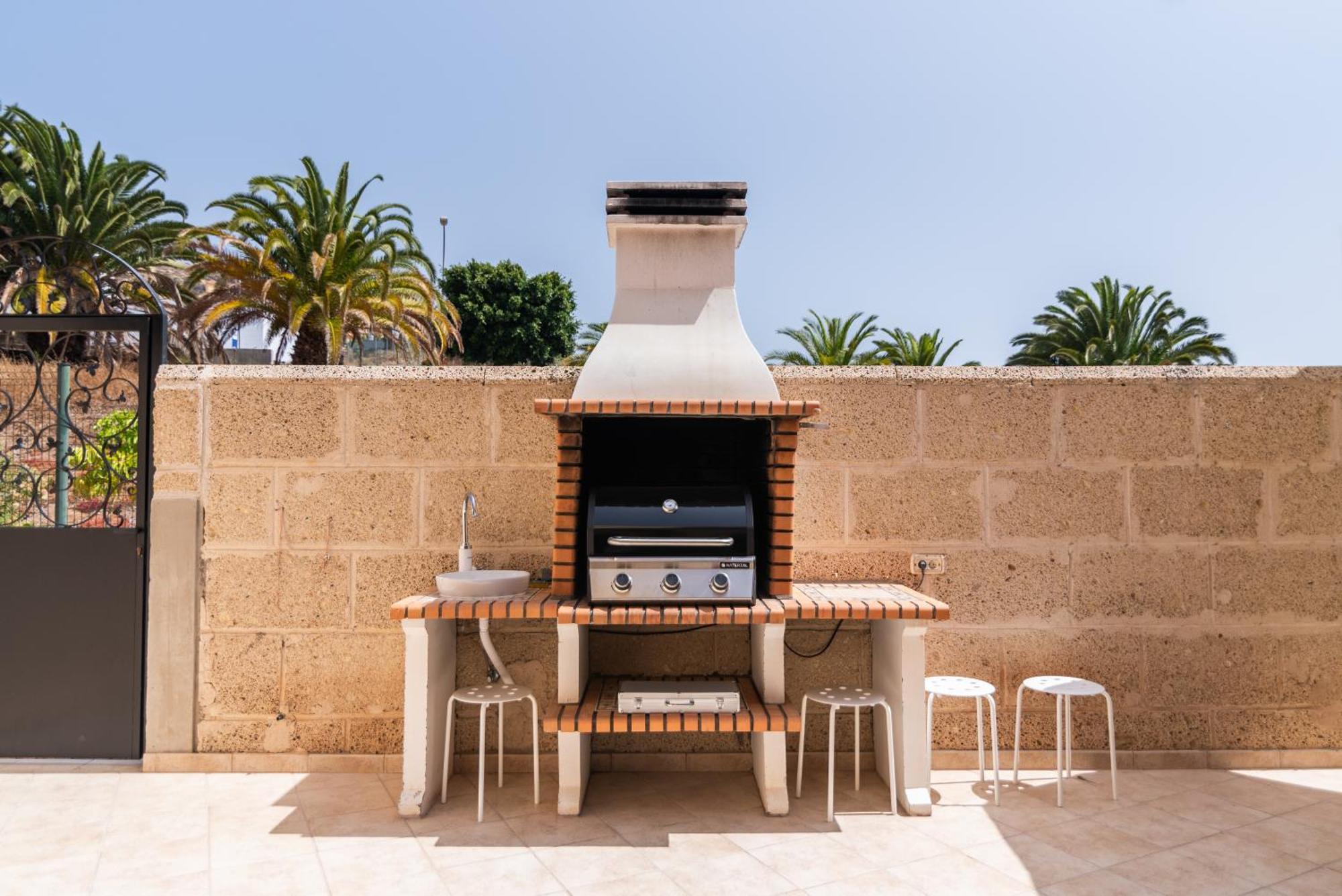 Comfortable 4-Bedroom Villa With Private Gardens Costa Adeje  Bagian luar foto