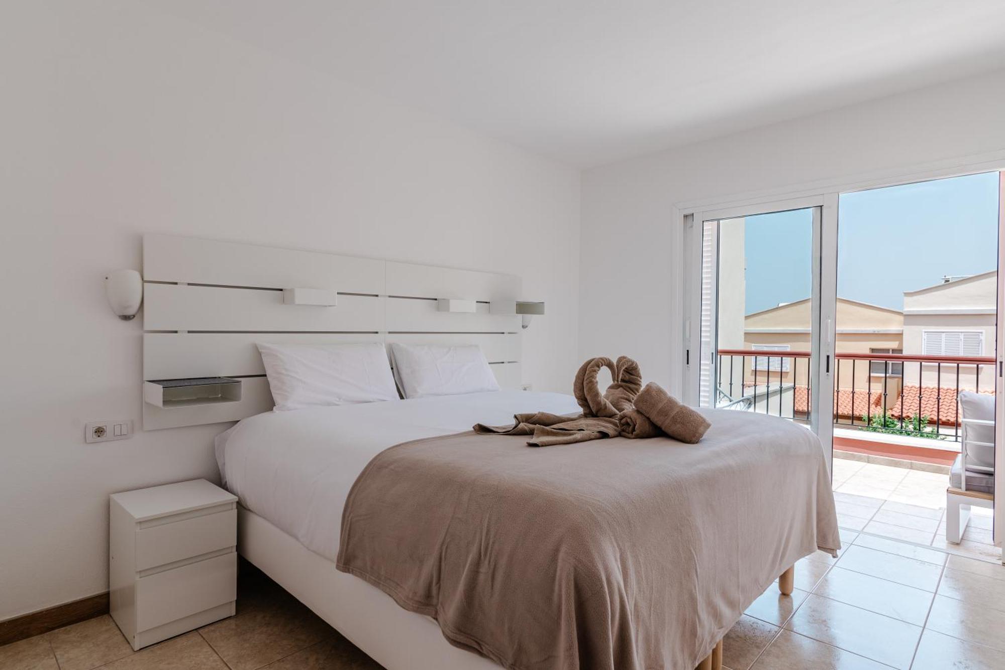 Comfortable 4-Bedroom Villa With Private Gardens Costa Adeje  Bagian luar foto