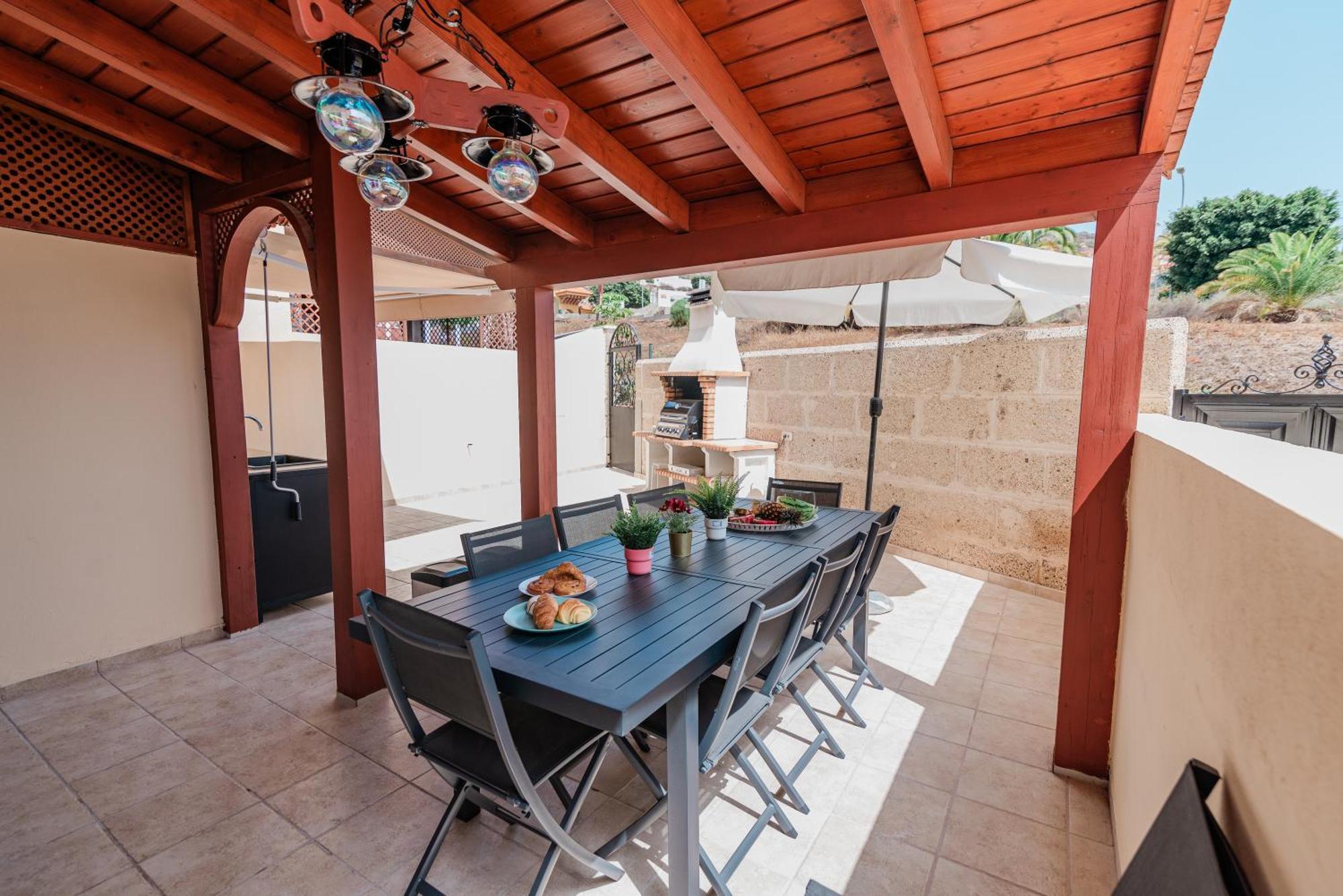Comfortable 4-Bedroom Villa With Private Gardens Costa Adeje  Bagian luar foto