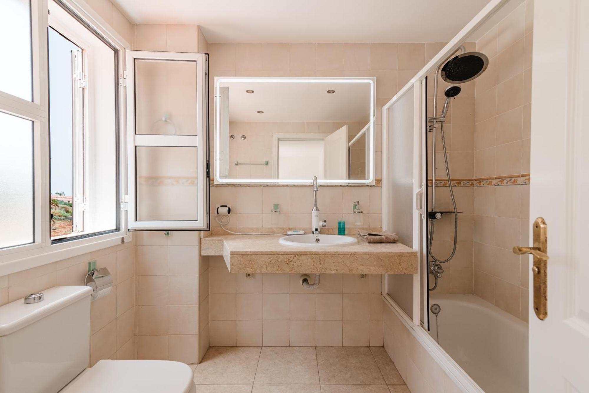Comfortable 4-Bedroom Villa With Private Gardens Costa Adeje  Bagian luar foto