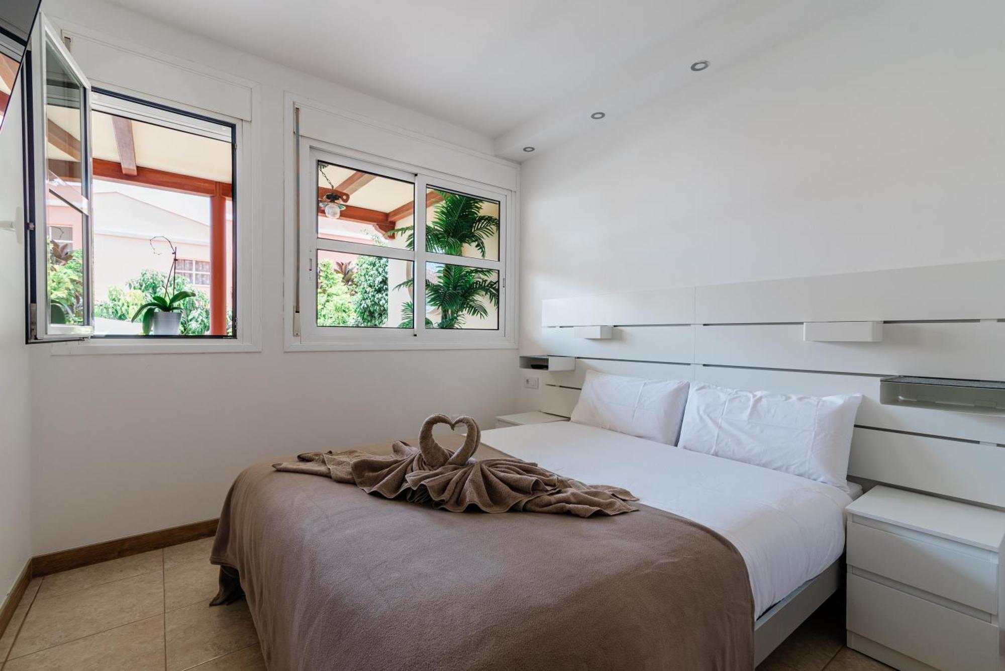 Comfortable 4-Bedroom Villa With Private Gardens Costa Adeje  Bagian luar foto