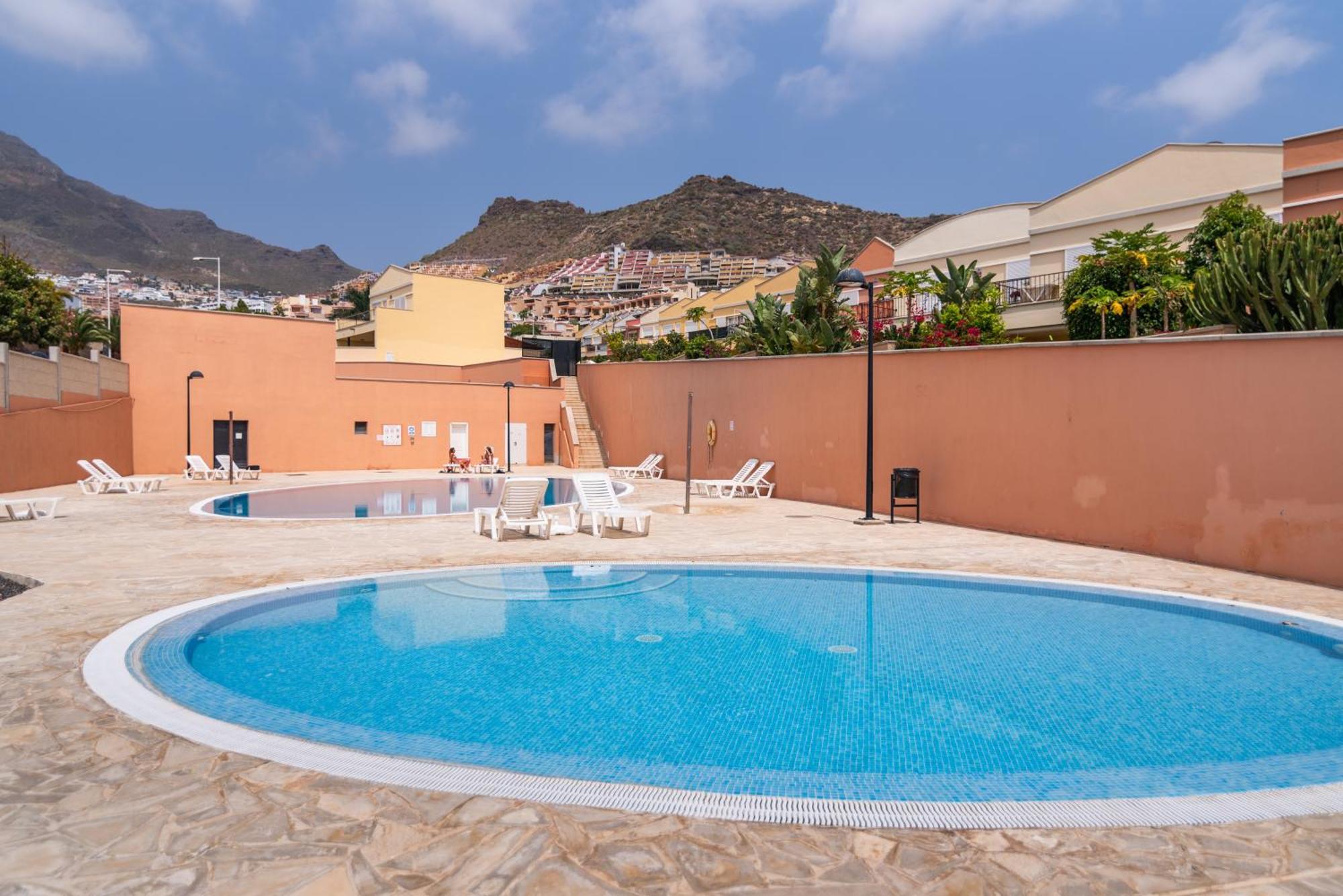 Comfortable 4-Bedroom Villa With Private Gardens Costa Adeje  Bagian luar foto